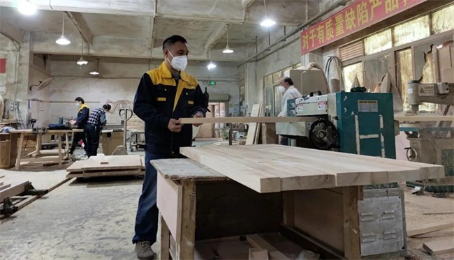 海德利總經理谷先生每天親臨一線，親自操作機器參與生產