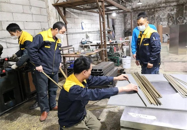 總經理與兩位樣板工程師一起商討不銹鋼家具工藝