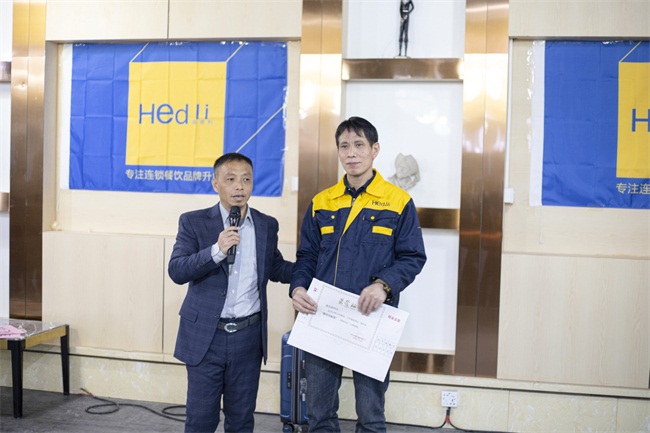 總經理頒獎給獲獎員工