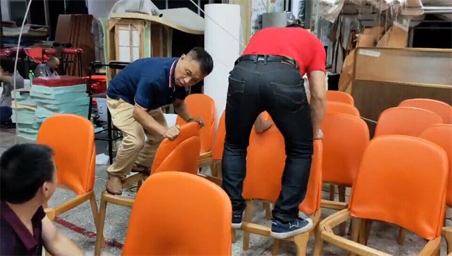 總經理跳上椅子框架，親自示范如何檢測質量