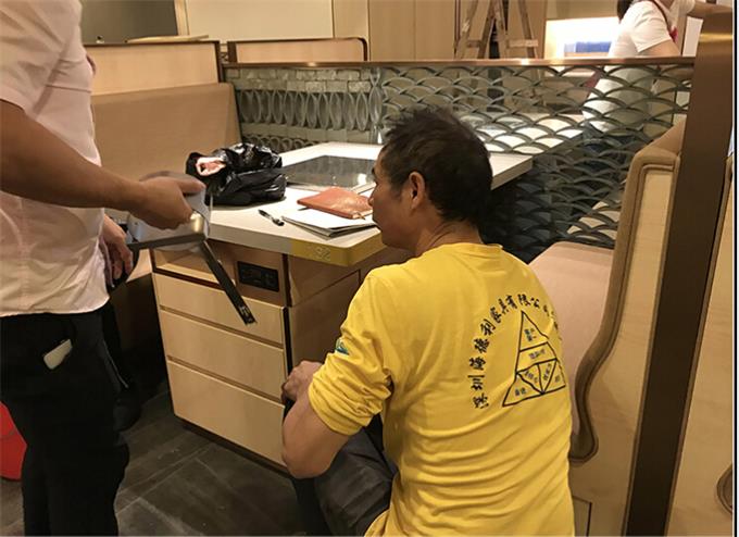 海德利家工廠師傅現場安裝海底撈家具(無煙火鍋桌)
