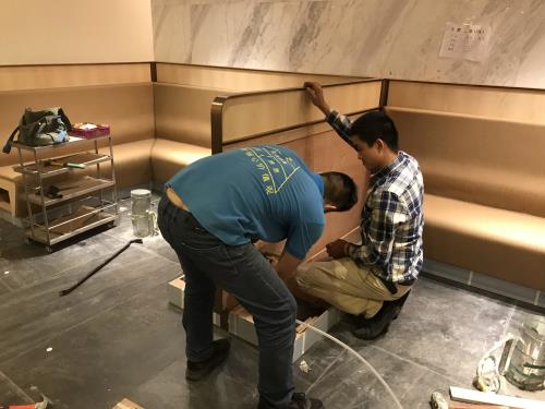 海底撈家具工廠師傅現場安裝海底撈家具(卡座)