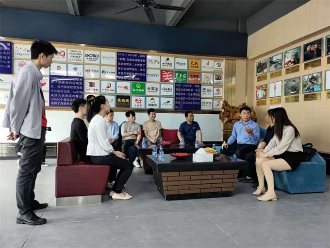 海德利的家人們?cè)谡J(rèn)真聽著全國十大司機(jī)蘭家慶的分享