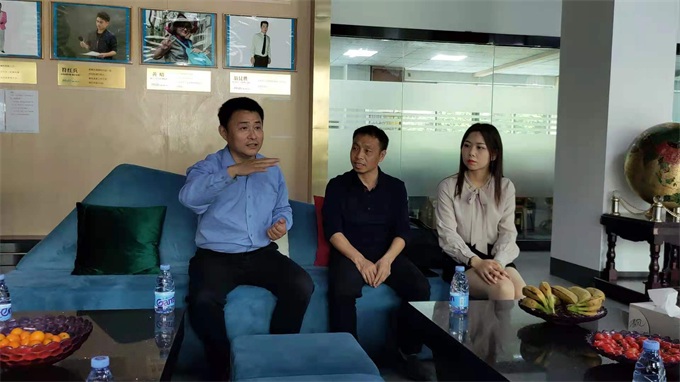 全國十大司機(jī)蘭家慶正在熱情地為海德利的小伙伴分享他的事跡