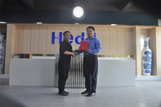 海德利總經(jīng)理與全國十大司機(jī)蘭家慶合影留念