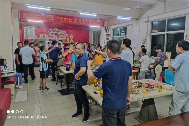 谷先生和全體家人共同舉杯慶佳節