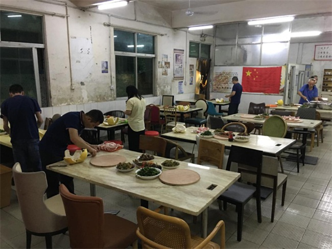 小伙伴協助幫廚和分配節日禮品