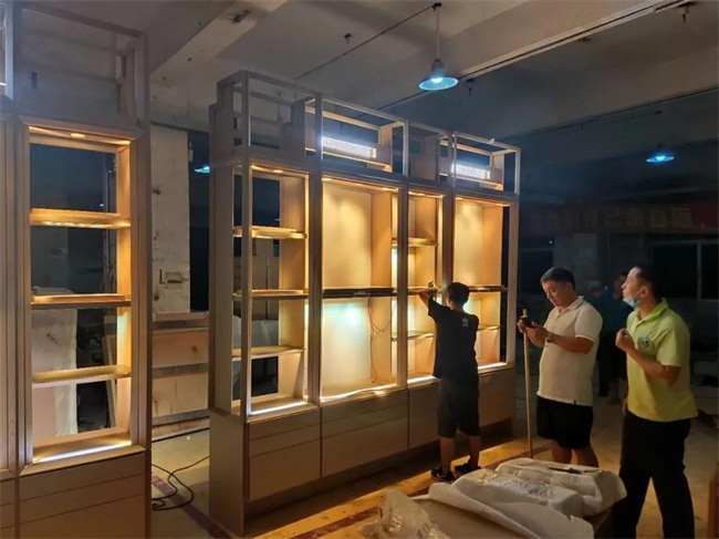 中國十大奢侈品牌之一溥儀眼鏡,實木不銹鋼展柜由海德利家具廠設計生產,出廠前做質量檢查