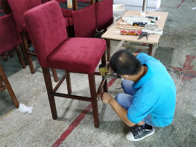 深圳lavo酒吧實木布藝軟包吧椅由海德利設計生產,師傅正在做最后組裝
