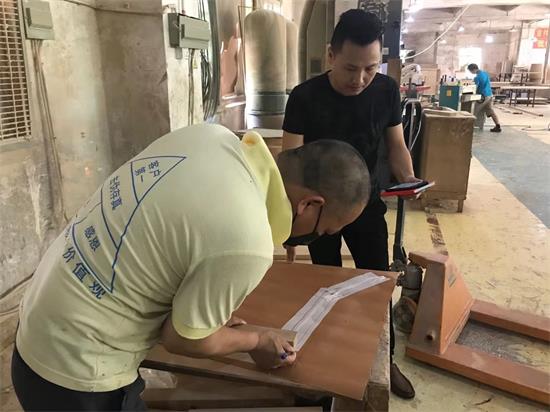 設計師看著產品工程師做首件家具前,按著1:1做出來的模板,核對每一處比例。