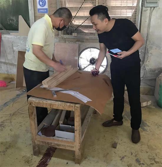 產品工程師做好模板是第一步,接下來要給產品準備材料。設計師也參與選材,就是為了首件家具達到最好的工藝標準。