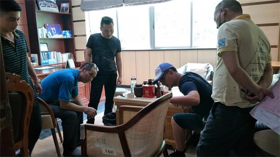 設計師與客戶、產品工程師和生產廠長一起對照家具,認真檢查每一處細節,并提出改進意見。